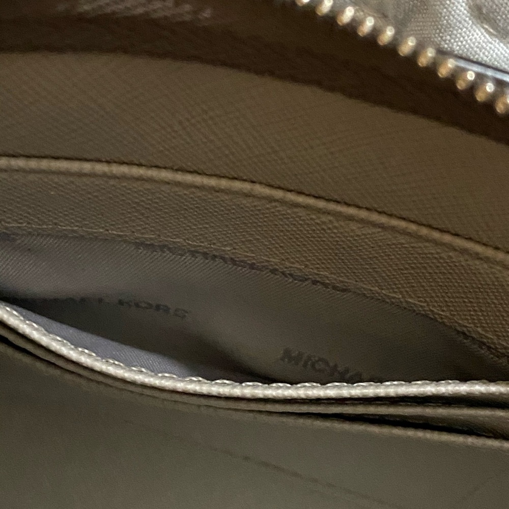 Michael Kors Leather Wristlet! Gray - Picture 8 of 8